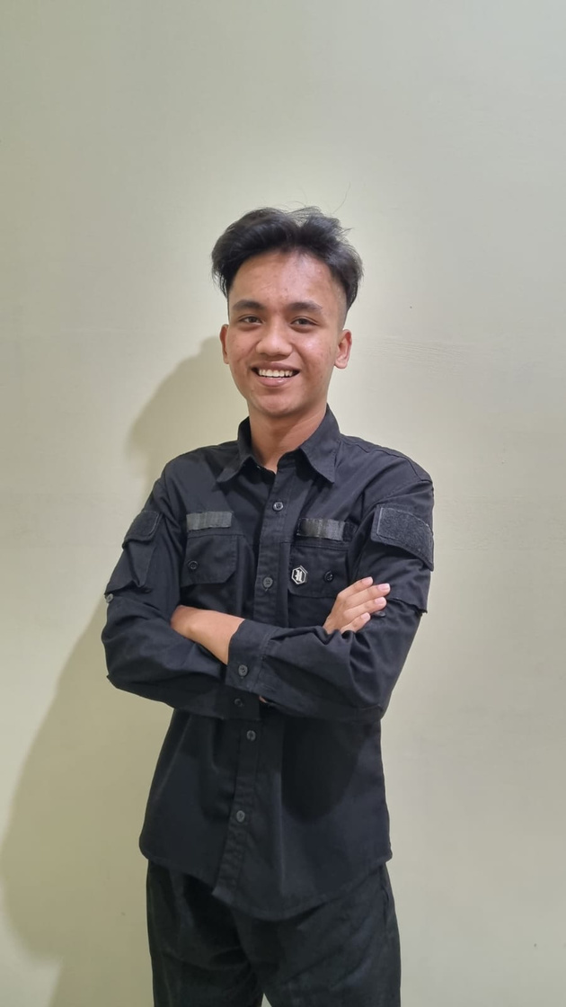 Raka Putra Pratidina smiling with his arms crossed